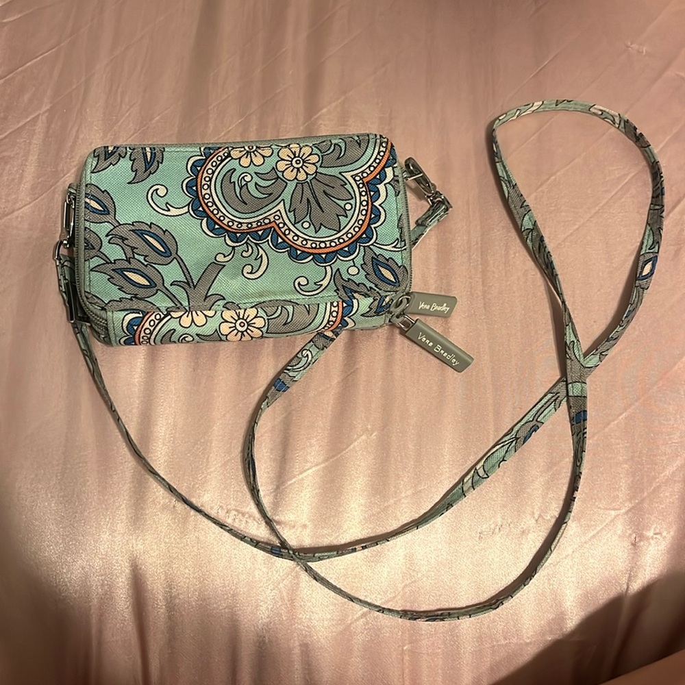 This is a USED Vera Bradley cross body. super cute. I got a new purse.